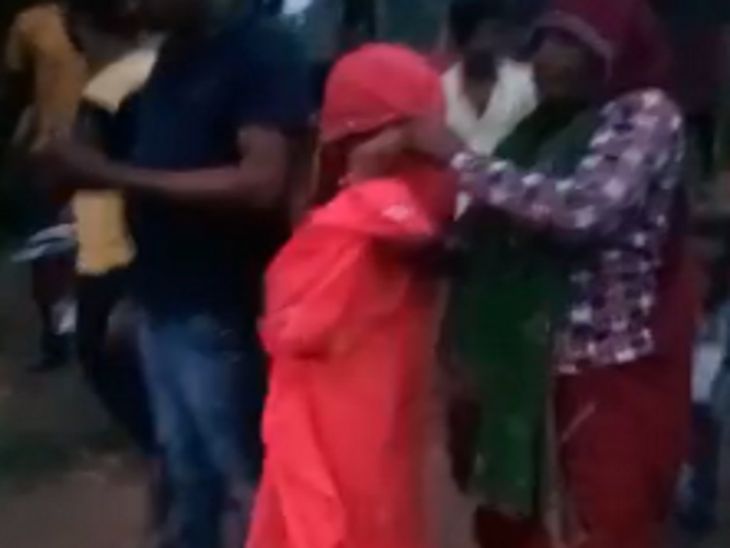In character doubt, husband along with friends beat up wife by dragging her on the way, mother-in-law also beat daughter-in-law | चरित्र पर शक में पति ने दोस्तों के साथ मिलकर पत्नी