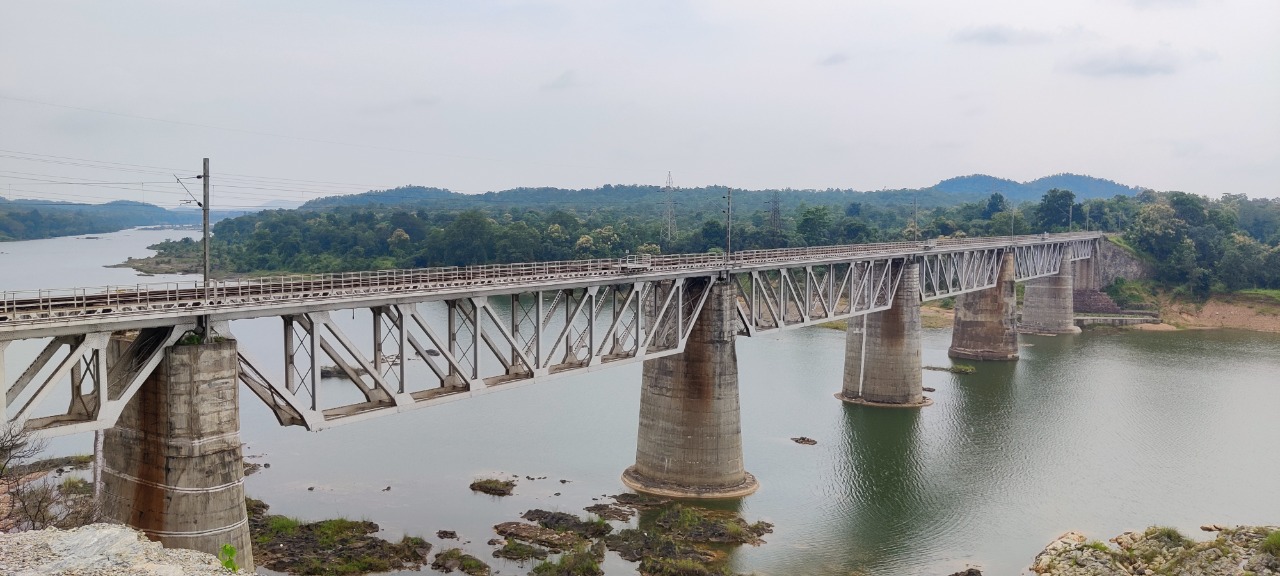 तवा नदी पर 150 साल पुराना ब्रिज।