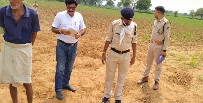 खेत पर मौजूद पुरातत्व अधिकारी