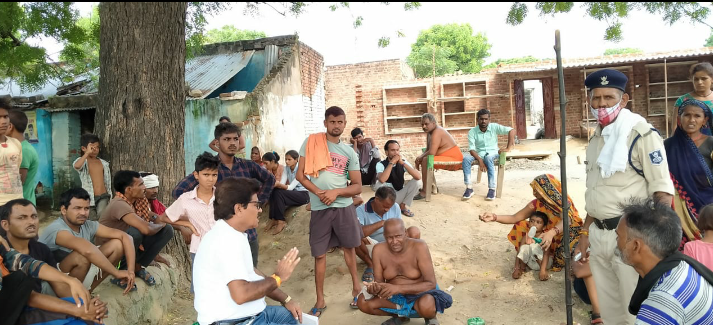 गांव वालों के बीच पुरातत्व अधिकारी