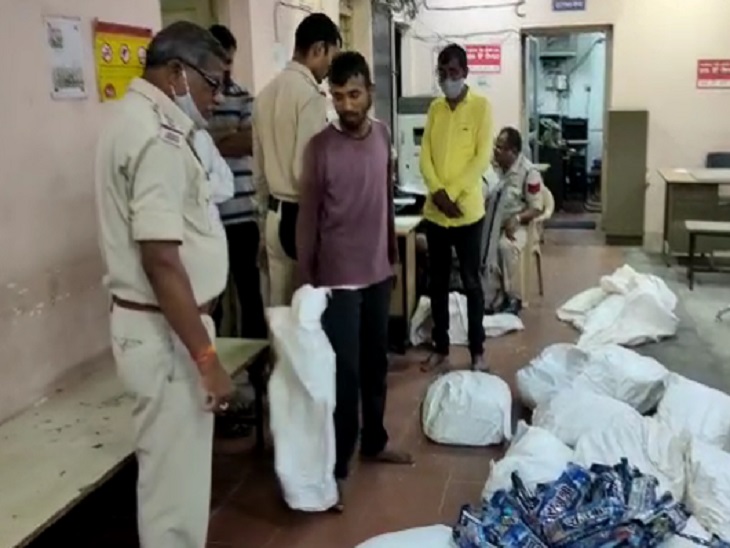 रायपुर के गंज थाने में रखा गया गुटखा। - Dainik Bhaskar