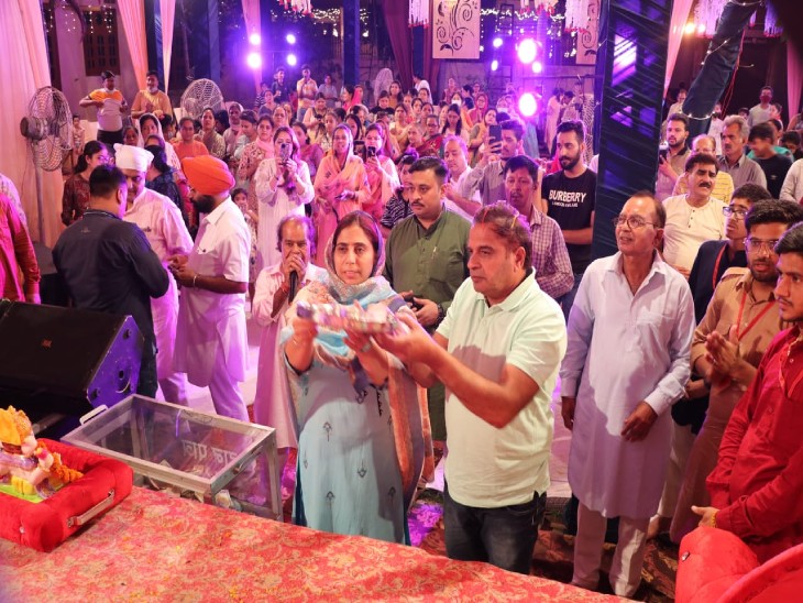 लुधियाना के हैबोवाल में भगवान गणेश की पूजा-अर्चना करते श्रद्धालु।