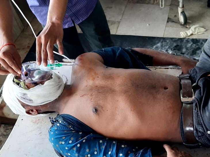 सूचना मिलते ही पीसीआर की पुलिस माैके पर पहुंची और बेहाेश पत्रकार काे रिम्स में भर्ती कराया। - Dainik Bhaskar