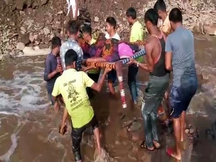 गांव के 12 से ज्यादा युवाओं ने महिला को अस्पताल पहुंचाया।