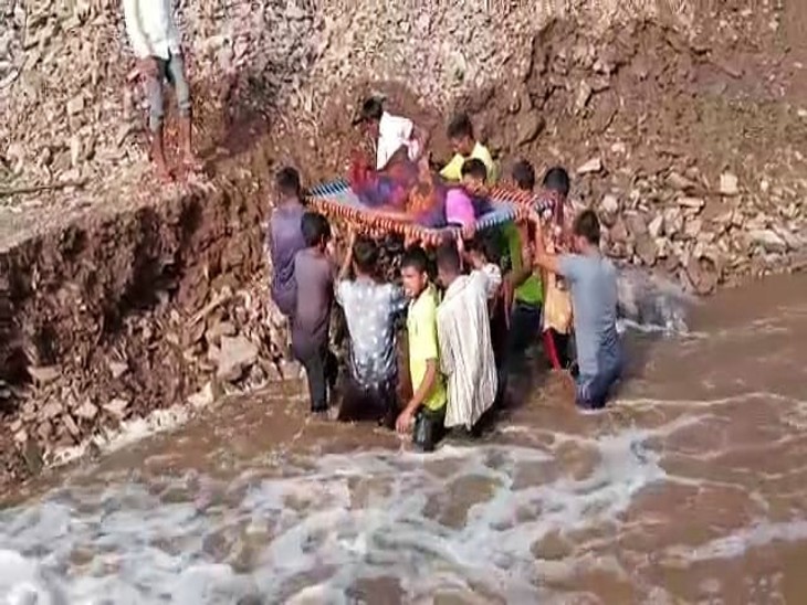 नदी पार करने के बाद महिला को परसाद सामुदायिक स्वास्थ्य केंद्र लाया गया।
