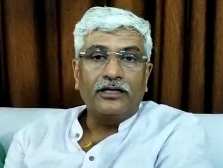 उन्होंने इशारो इशारो में बीजेपी में सीएम का चेहरा घोषित करने की मांग करने वालों को जवाब दिया है।