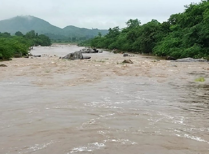उदयपुर में तेज बारिश के बाद बरसाती नदी में बहता पानी।