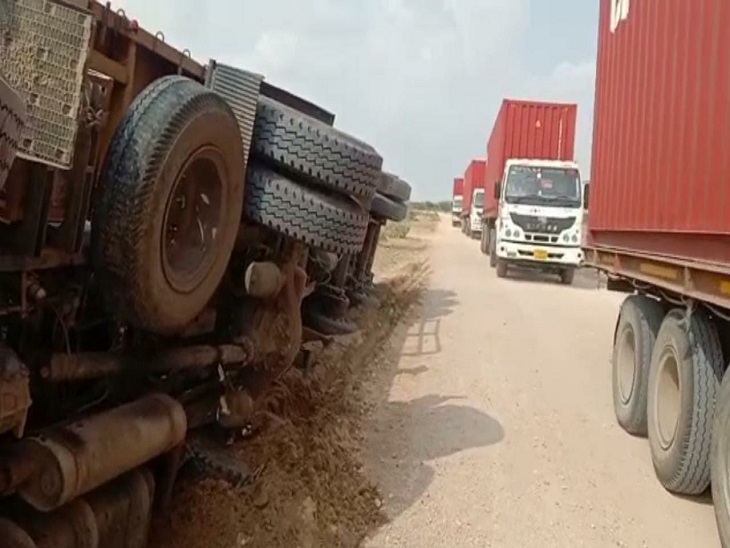 हादसे के वक़्त पास से गुजरते भारी वाहन