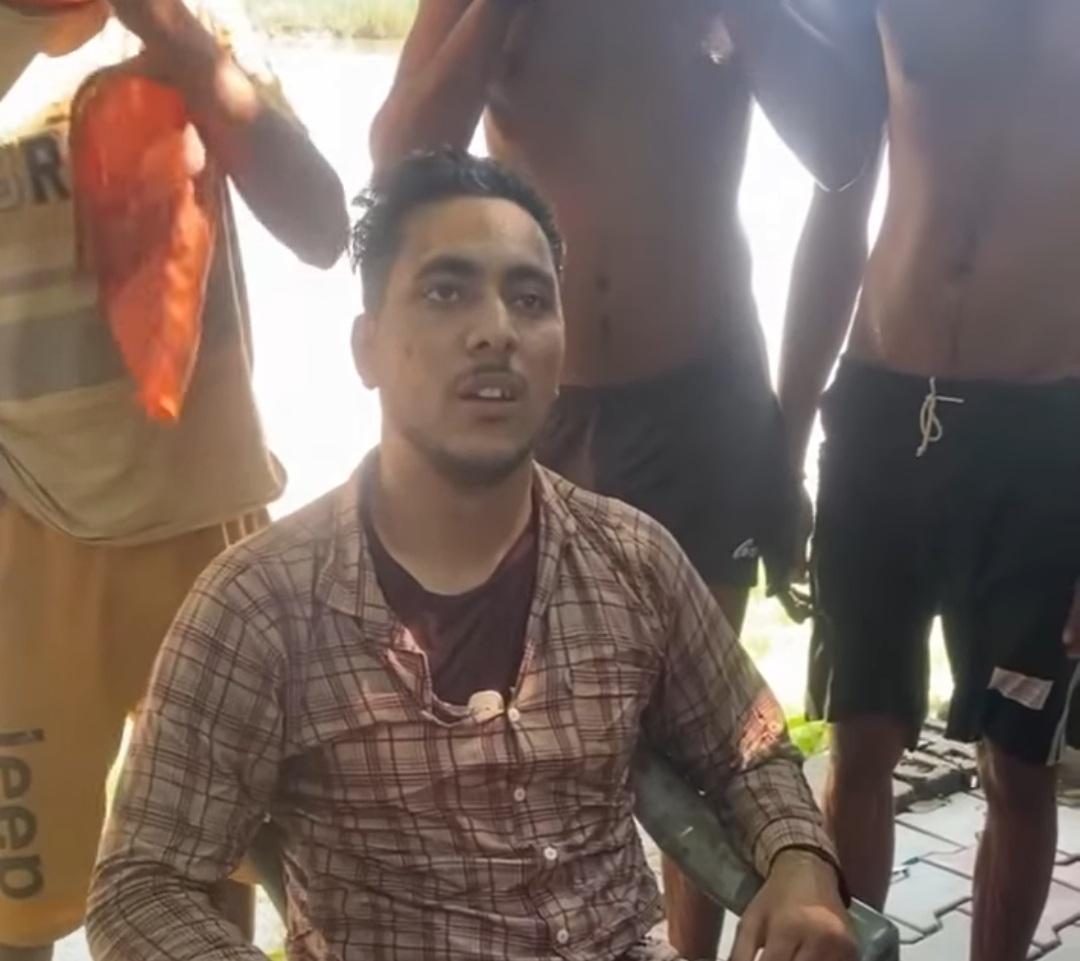 अपनी आप-बीती सुनाता हुआ युवक।
