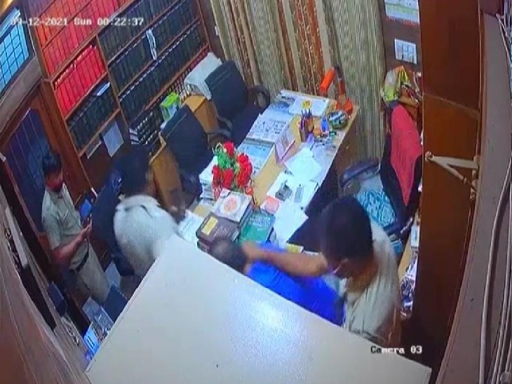 धक्कामुक्की करते एडवोकेट को ले जाती पुलिस