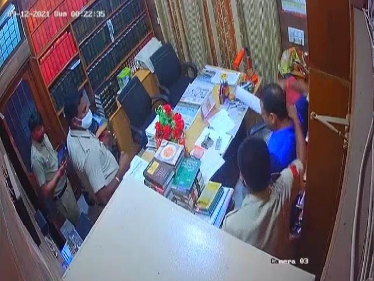 गर्दन पकड़ कर एडवोकेट को खींचती पुलिस