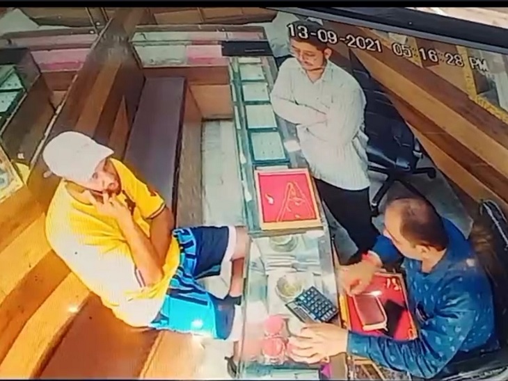 दुकान के अंदर सीसीटीवी कैमरे में कैद हुआ बदमाश (टोपी में)।
