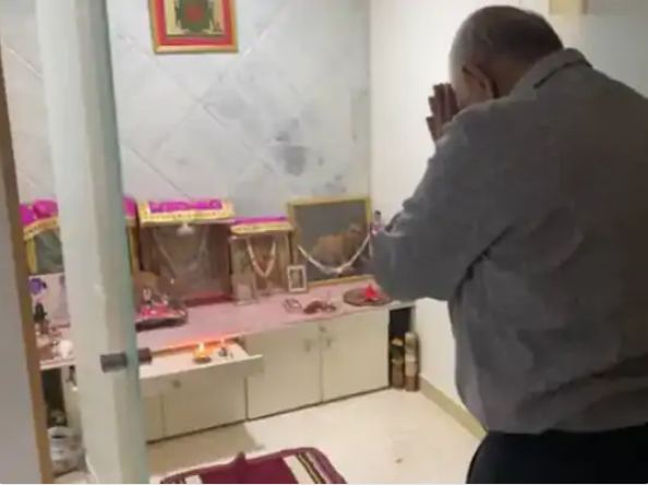 शपथग्रहण से पहले घर में पूजा-अर्चना करते हुए गुजरात के नए मुख्यमंत्री भूपेंद्र पटेल।