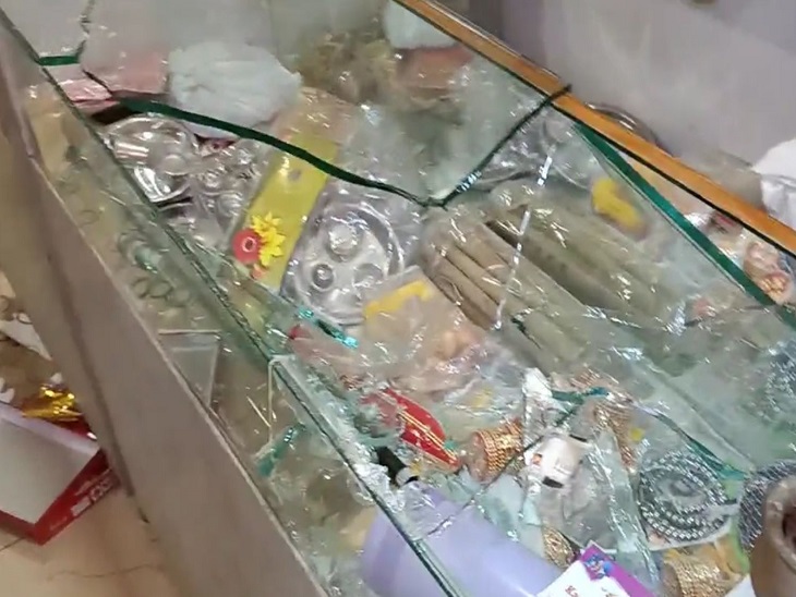 दुकान में की गई तोड़फोड़।