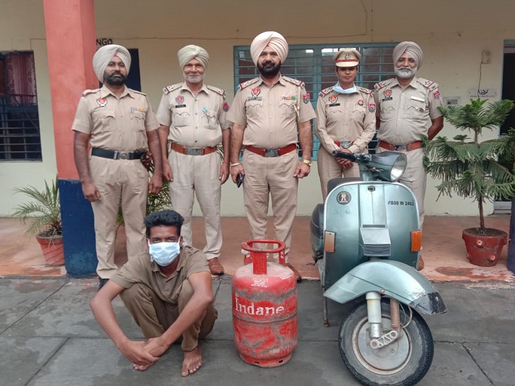 यह तस्वीर तब की है, जब आरोपी को पुलिस ने चोरी के सिलेंडर समेत पकड़ा था।