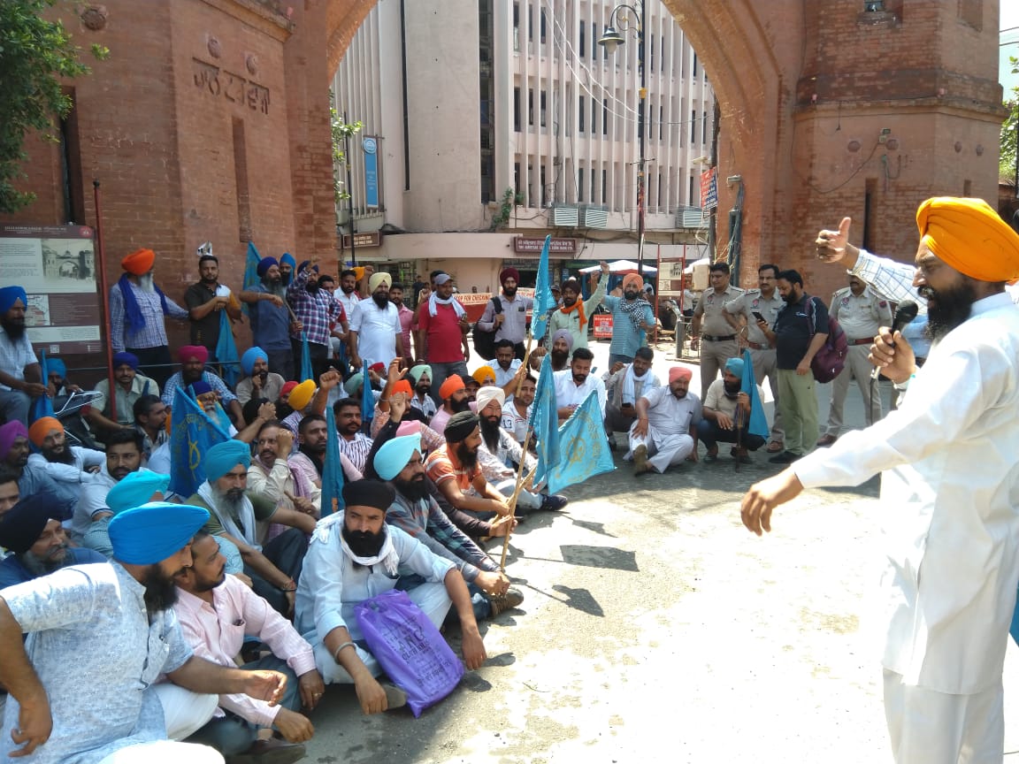 हाल गेट के बाहर प्रदर्शन करते हुए यूनियन के सदस्य।