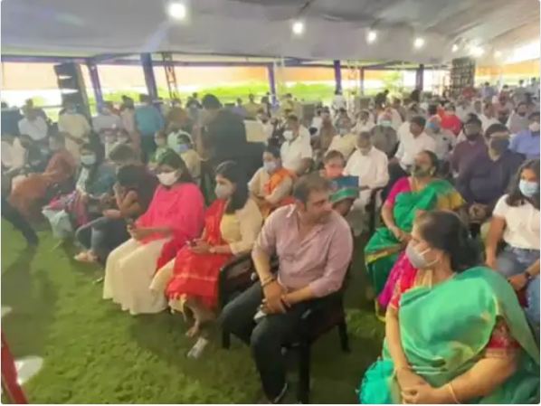 राजभवन में शपथ ग्रहण कार्यक्रम के दौरान पहली पंक्ति में बैठा भूपेंद्र पटेल का परिवार।