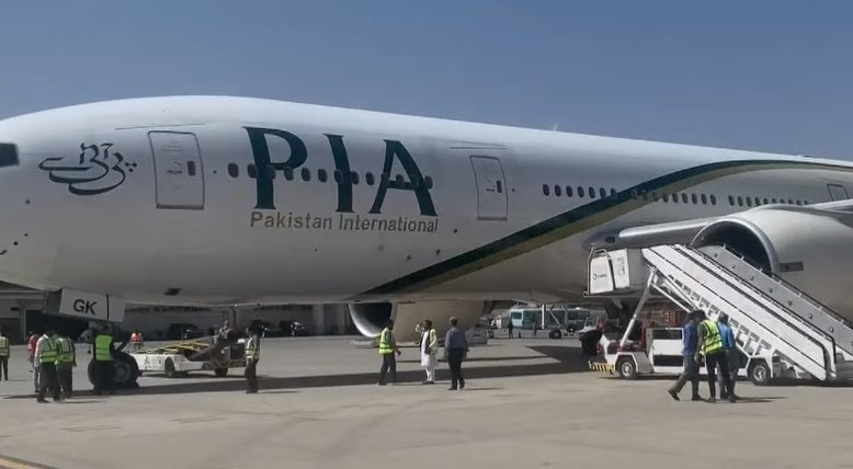 तस्वीर पाकिस्तान से टैकऑफ करने से पहले PIA के कमर्शियल प्लेन की है।