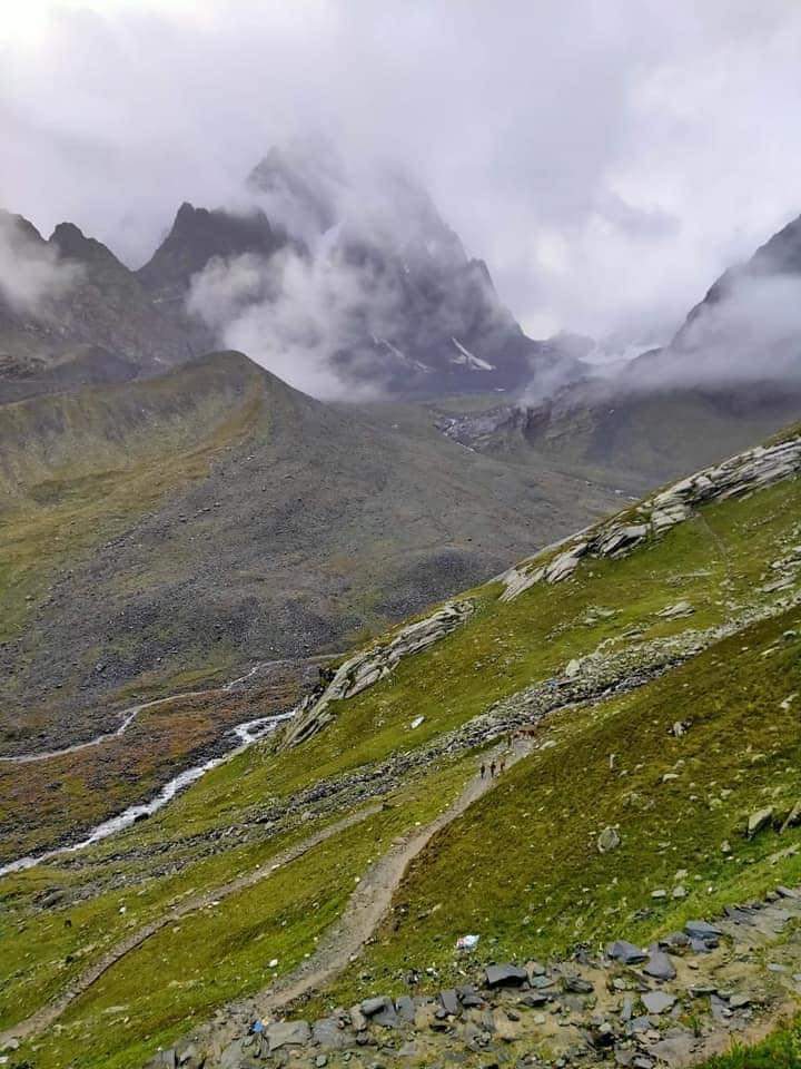 मणिमहेश जाने वाले ट्रैक पर हड़सर से धन्छो के बीच का रास्ता।