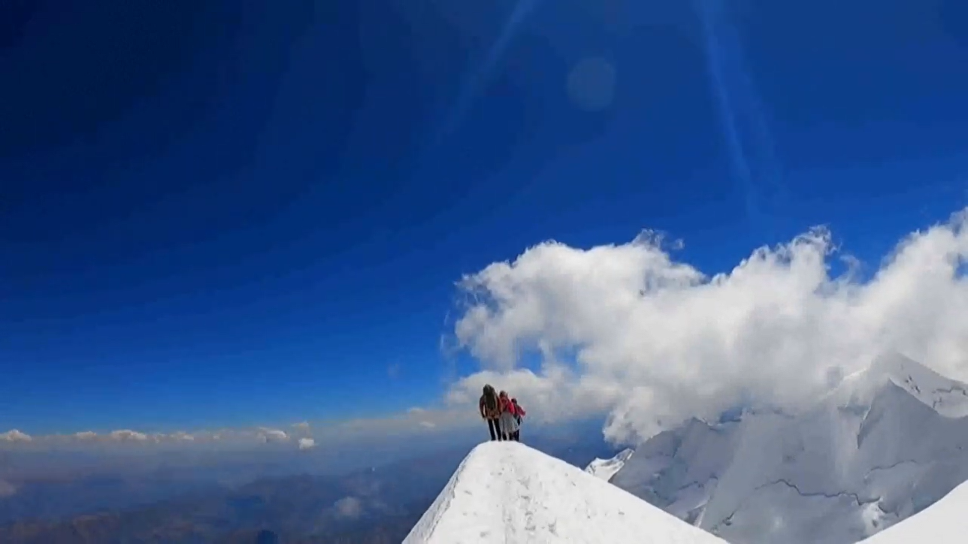 21 हजार फीट की ऊंचाई पर खड़ा जोड़ा।
