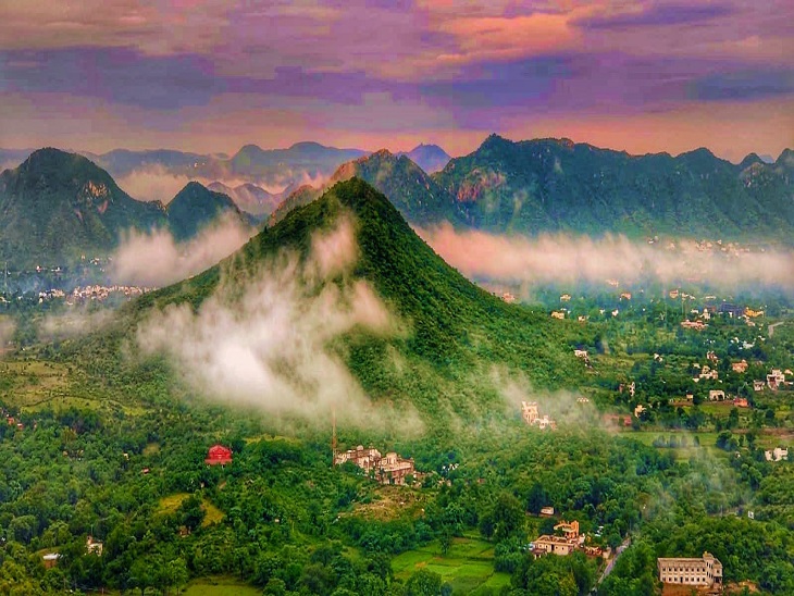 उदयपुर में जमीन पर उतरे बादल।