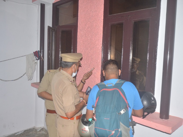 छात्र के फंदे पर लटकने की सूचना पर मौके पर पहुंची पुलिस।