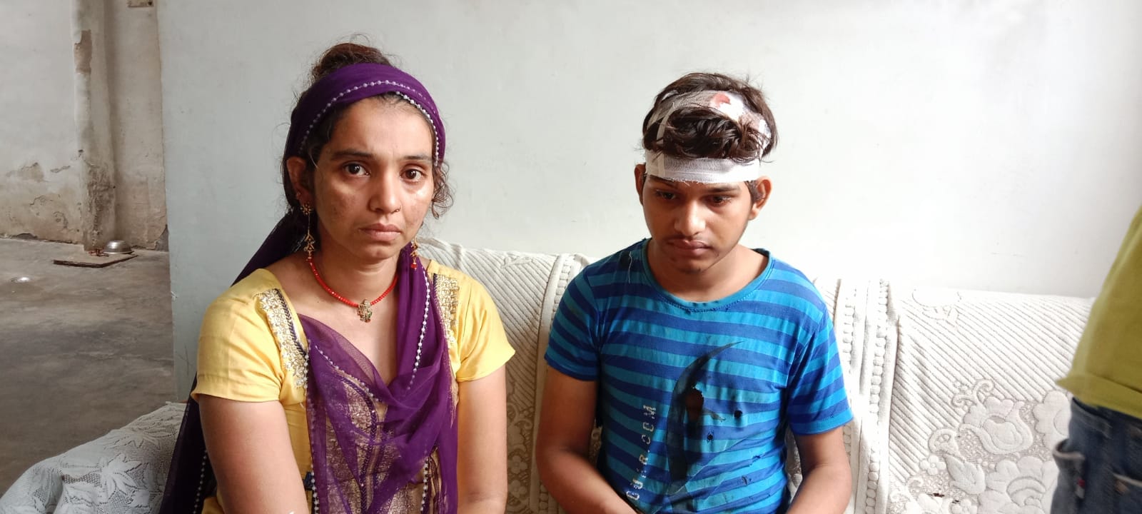 घायल मोनिका व उसका बेटा हरीश