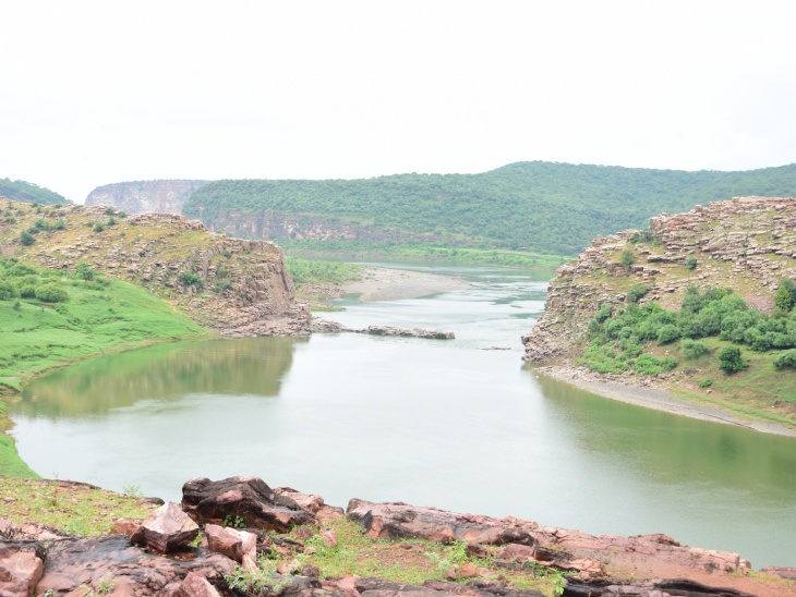 मुकंदरा की पहाड़ियों से गुजरती काली सिंध नदी।