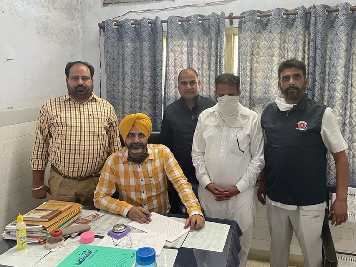 विजिलेंस ब्यूरो के अफसरों की गिरफ्त में रिश्वतखोरी का आरोपी पटवारी।