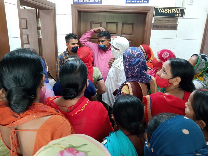 नगर निगम मुख्यालय में कमिशनर से मिलने पहुंची जीवननगर की महिलााएं