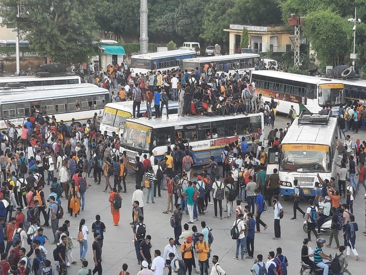 रोडवेज बस स्टैंड पर ऐसे लगी रही भीड़