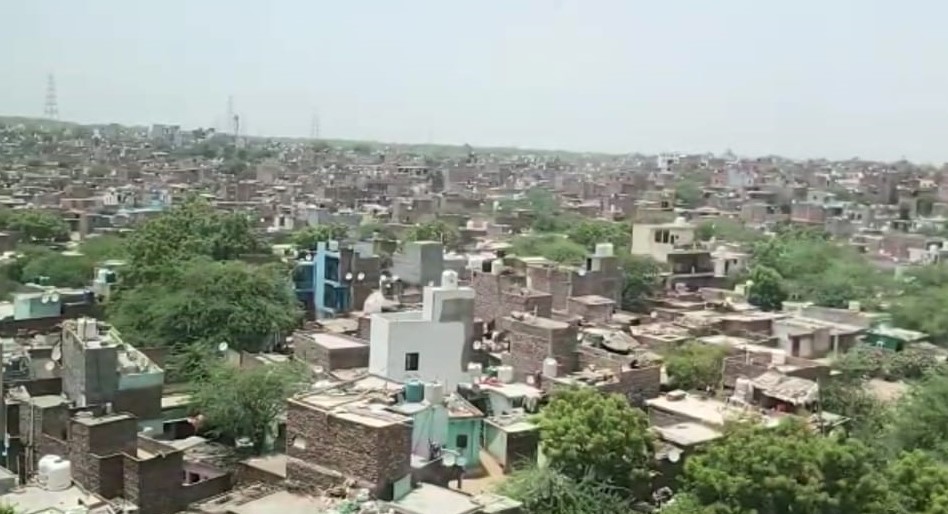 पहले ऐसी थी खोरी कॉलोनी जो अब वीरान हो गई है