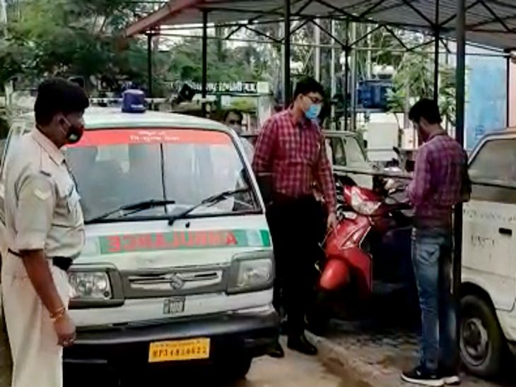 कलेक्टर औचक निरीक्षण पर अस्पताल पहुंचे थे।