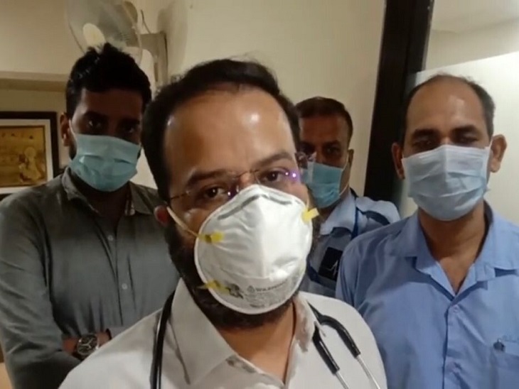 बच्चे के इलाज के बारे में जानकारी देते डॉक्टर।