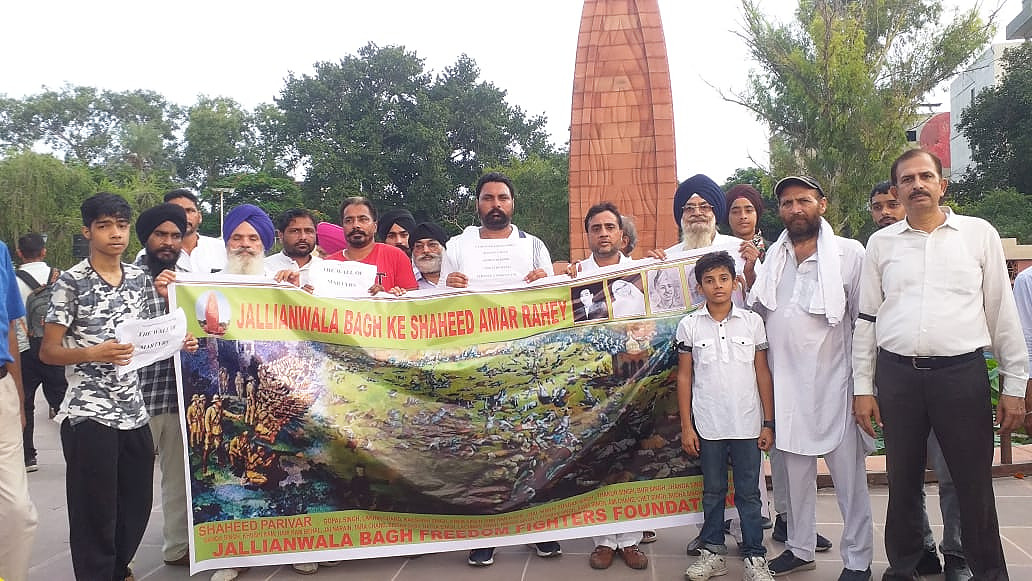 जलियांवाला बाग के अंदर शहीद परिवरों के सदस्य मांगों को लेकर शांतिपूर्वक प्रदर्शन करते हुए।