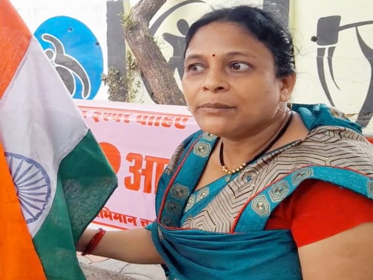 तिरंगा लेकर धरने पर बैठी है महिला।