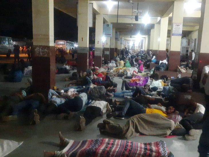 बस स्टैंड पर टिकट काउन्टर के आगे पड़ी जगह में ही सो गए अभ्यर्थी।
