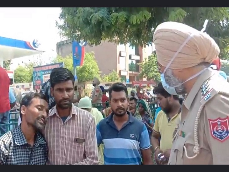 प्रदर्शनकारी परिजनों को समझाती पुलिस।