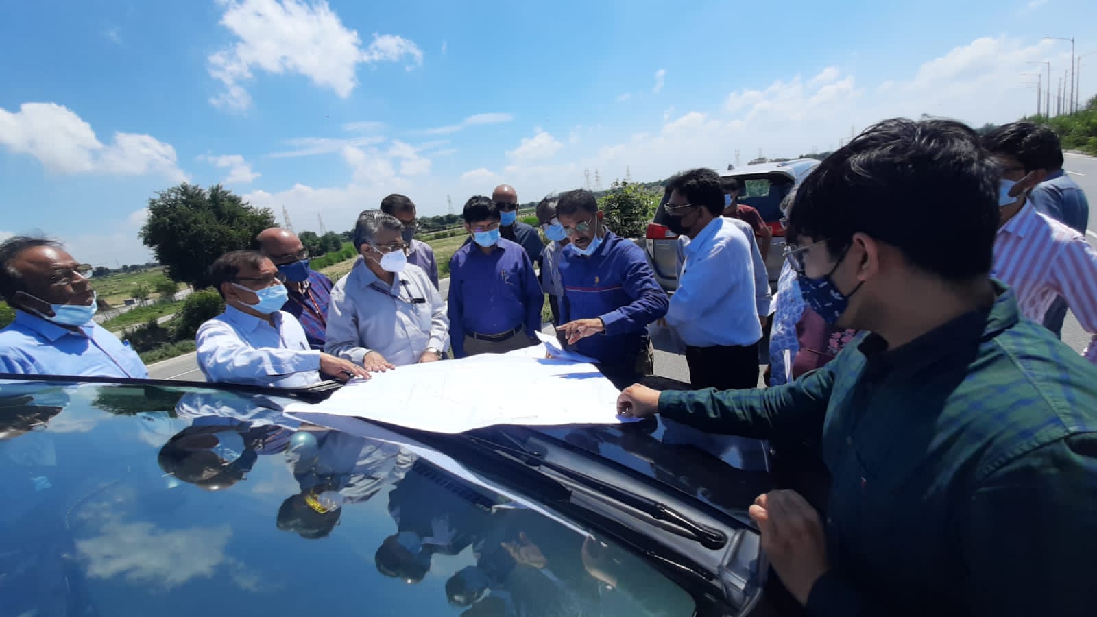 ग्रेटर आगरा प्रोजेक्ट के डाइग्राम बनाने के लिए नक्शा देखते स्कूल ऑफ प्लानिंग एंड आर्किटेक्चर की टीम व एडीए अधिकारी - Dainik Bhaskar
