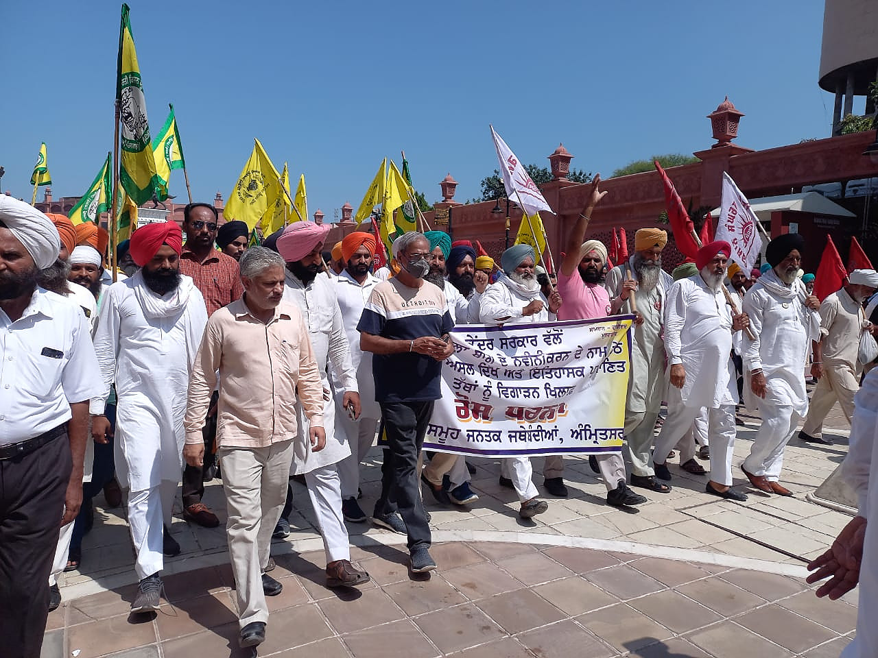 जलियांवाला बाग की तरफ मार्च निकालते हुए विभिन्न संस्थाओं के सदस्य।