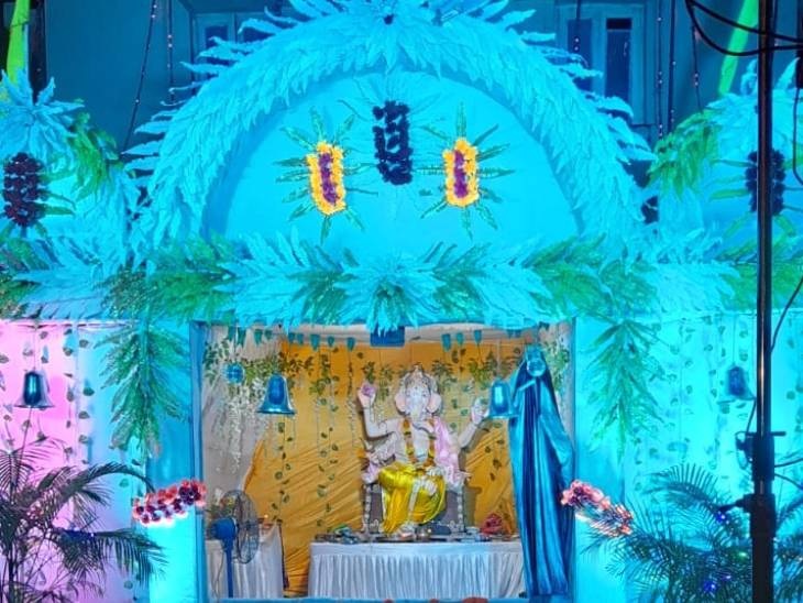 दमोह के केंद्रीय सहकारी बैंक परिसर में भगवान श्री गणेश जी की प्रतिमा स्थापति की गई। यहां पर करीब 40 साल से गणेश प्रतिमा स्थापित की जा रही है। कोरोन गाइडलाइन के तहत प्रतिमा का छोटा रखा गया है।