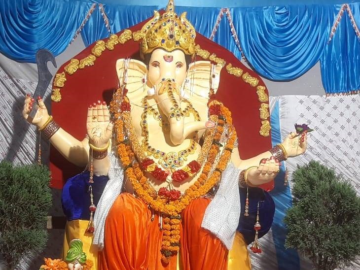 बैतूल में नवयुवक गणेश मंडल ने इस बार जिला अस्पताल कैम्पस में पहली बार गणेश प्रतिमा स्थापना की है।