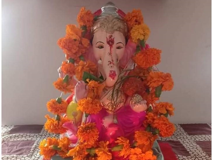 सतना में कोरोना गाइडलाइन और सोशल डिस्टेंसिंग का पालन करते हुए गणेश प्रतिमा की स्थापना की गई है। सतना के करसरा गांव में विराजित भगवान गणेश जी की खूबसूरत मूर्ति।