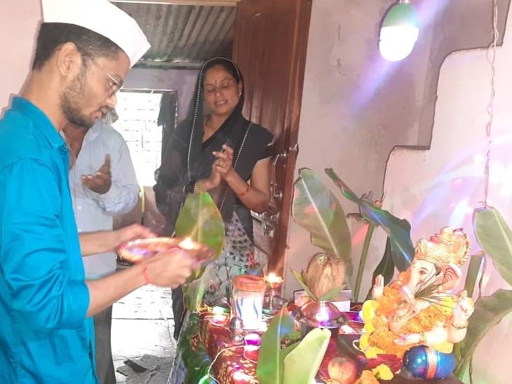 बुरहानपुर में ग्रामीण क्षेत्रों में भी गणेश जी की प्रतिमाएं स्थापित की गई। घरों में स्थापित छोटी प्रतिमाओं की प्रतिदिन पूजा-अर्चना की जा रही है। ग्राम अंबाड़ा में पूजा अर्चना करते हुए एक परिवार।