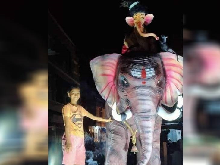 रायसेन शहर के वार्ड नंबर 10 गंज बाजार हनुमान मंदिर के पास लगी झांकी आकर्षण का केंद्र है। यहां पर एक हाथी पर भगवान गणेश विराजित हैं।