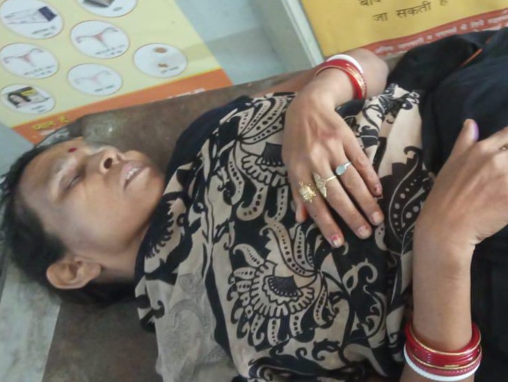 गोली लगने से घायल महिला।