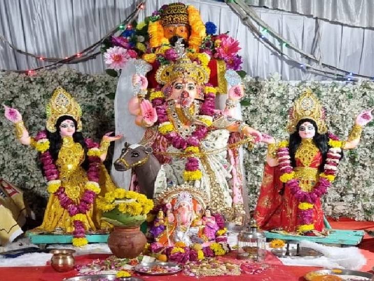 इंदौर में रिद्धि सिद्धि गणेश पूजा उत्सव समिति (युवा संग) ने इस बार कोरोना गाइडलाइन को देखते हुए छोटे गणेश जी की प्रतिमा विराजमान किया है। संस्था के उत्तम डे ने बताया कि प्रतिमा 4 फीट की है। जिसमें गणेश जी के साथ खाटू श्याम जी भी विराजित हैं।