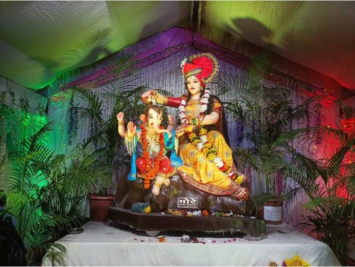 खंडवा के नवचंडी धाम मंदिर परिसर में गणेशजी की प्रतिमा विराजित है। यहां पंडाल की आकर्षक साज-सज्जा की गई है। प्रतिमा में मां पार्वती भगवान गणेश को स्नान करा रही है। रोजाना सैंकड़ों श्रद्धालु नवचंडी धाम पर दर्शन करने आ रहे हैं।