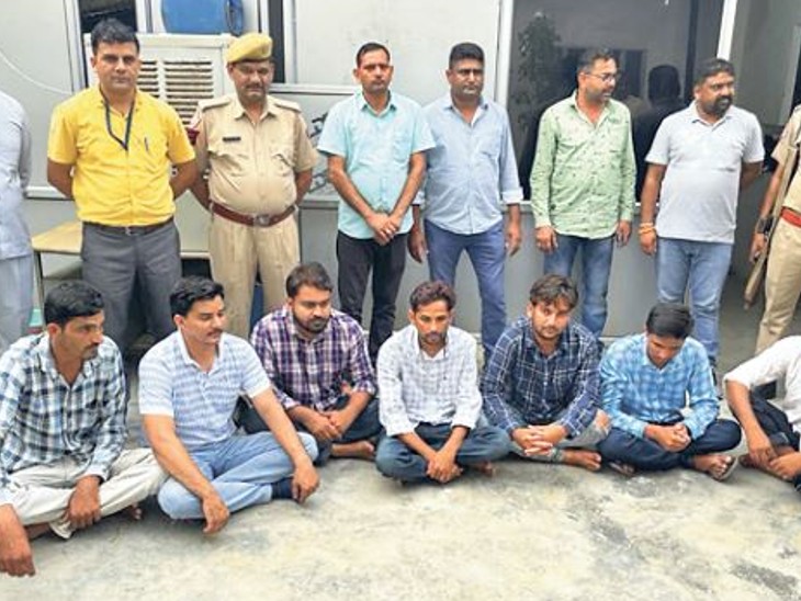 कब्जे से 7 मोबाइल, दो कार व एक लाख रुपए जब्त किए गए हैं। - Dainik Bhaskar