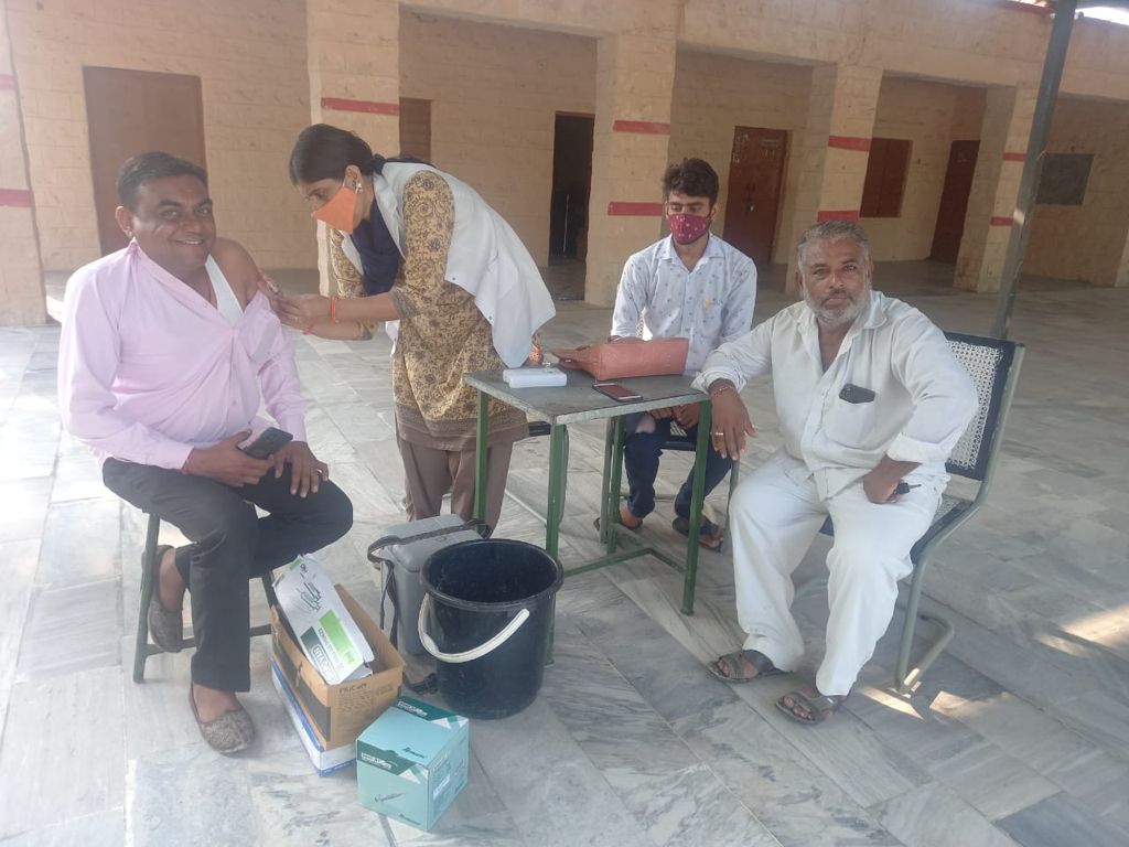 ग्रामीण इलाके में वैक्सीनेशन करती नर्सिंगकर्मी।